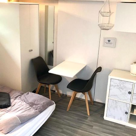 Denkte Modernes Zimmer Mit Kuechenzeile Und Bad מראה חיצוני תמונה