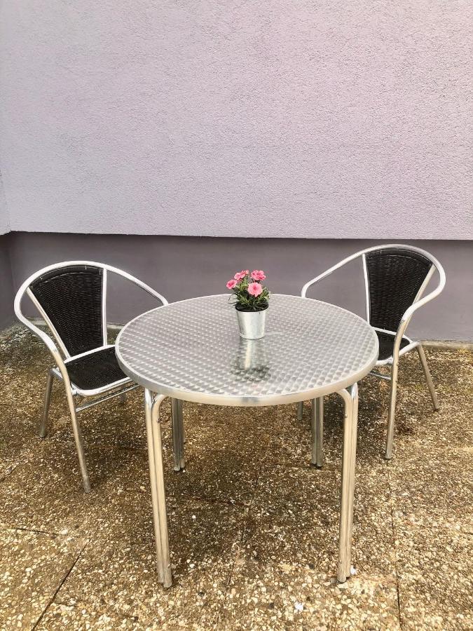 Denkte Modernes Zimmer Mit Kuechenzeile Und Bad מראה חיצוני תמונה